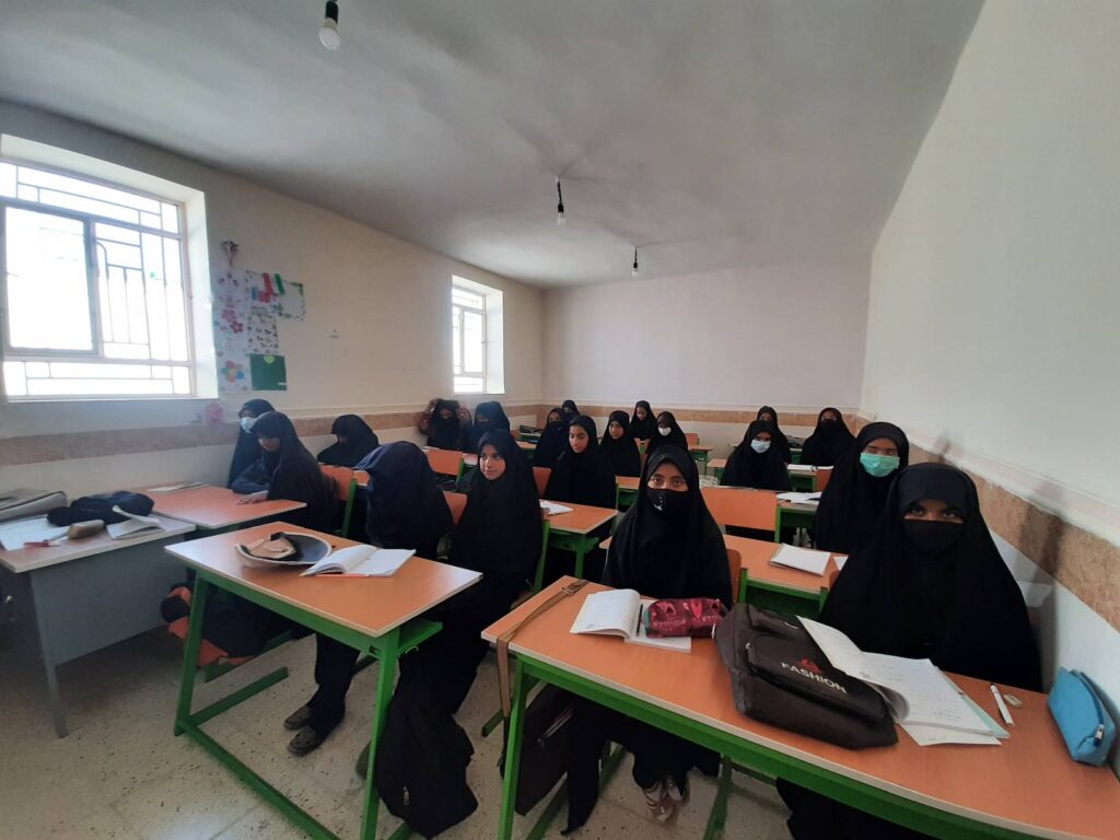 حضور دانش‌آموزان در مدرسه قادرآباد